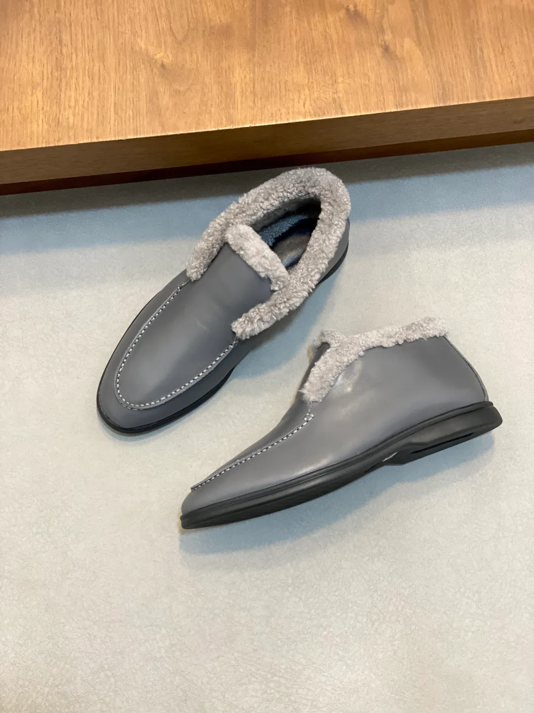 Men's Men's Shoes💰860 LoroPiana/nuoyoupiana men's new autumn and winter wool shoes, Dongguan-made raw materials are in great demand! This casual shoe is made of imported calfskin, with a full wool lining and insole for an extraordinarily comfortable and warm wearing experience. The ultra-light two-color rubber sole creates a charming modern aesthetic. There is an LP logo on the bottom. The style is simple and fashionable, and the upper foot is comfortable, warm and breathable! Comes complete with original box packaging! Size: 39-40-41-42-43-44 standard leather shoe size (45/46 can be customized but does not support returns)